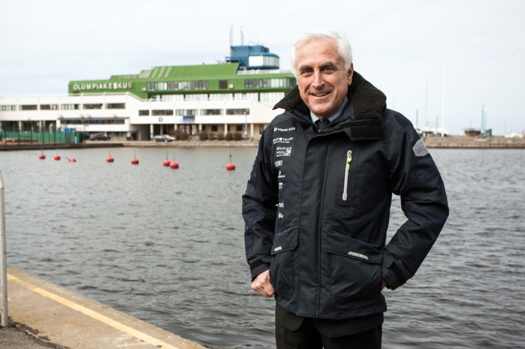 Eelmisel nädalal Tallinnat külastanud Rahvusvahelise Purjetamisliidu (ISAF) president Carlo Croce sai kingiks koondise uue tormijope. Fotograaf Mardo Männimägi