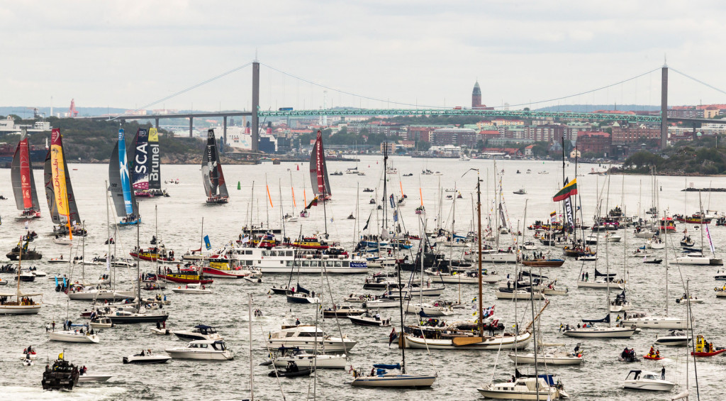 Pealtvaatajate laevu oli nii arvukalt, et nende ohutuks paigutamiseks tuli starti 15 minutit edasi lükata. Credit: Carlo Borlenghi / Volvo Ocean Race